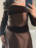 فستان سهرة بني أنيق مخمل بأكتاف مكشوفة وأكمام ناعم...