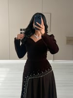 فستان سهرة مخملي طويل لون بني غامق مزين بالخرز