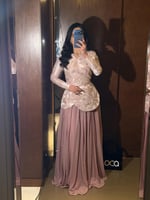 طقم سهرة نسائي ناعم مكون من جاكيت مطرز وتنورة طويل...