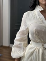 فستان طويل بحزام ولون بيج مميز من لوكا فاشن