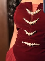 فستان سهرة عنابي طويل مزخرف بتطريزات لامعة