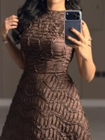 فستان سهرة ناعم بني أنيق بتصميم ميدي واسع