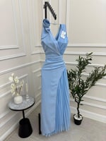 فستان سماوي بكسرات جانبيه