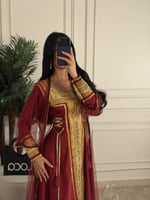 لبس تاسيس مع شال على الكتف