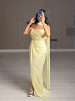 فستان سهرة اصفر ليموني فاتح بتصميم مكشوف الكتفين م...