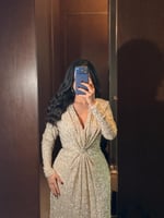 فستان سهرة ذهبي طويل مزين بالترتر بتصميم لف أنيق