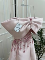 فستان وردي بتطريز انيق وقصة صدر اوف شولدر من لوكا...