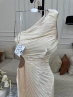 فستان ناعم بتطريز ع الخصر