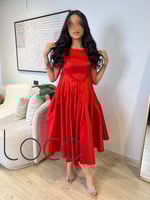 فستان قصير أحمر كلوش مكسر لإطلالة ساحرة