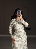 فستان سهرة نسائي طويل لون بيج بأكمام طويلة ومزين ب...