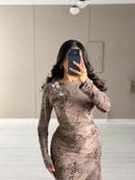 فستان بني ناعم بأكمام طويلة بتصميم انسيابي أنيق