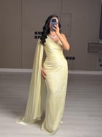 فستان سهرة ناعم طويل بلون اصفر فاتح بتصميم كتف واح...