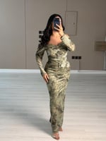 فستان سهرة ناعم طويل بكتفين مكشوفين واكمام طويلة