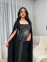 فستان سهرة أسود مطرز بأناقة وجاذبية