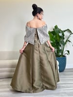 فستان زيتي عاري الكتف