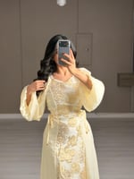 جلابية ناعمة طويلة بلون كريمي فاتح مع تطريزات ذهبي...