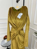 فستان مخمل بأكمام