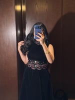 طقم سهرة مخمل اسود فاخر مزين بتطريزات وردية على ال...