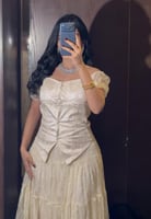 طقم ناعم لون بيج بلوزة قصيرة وتنورة طويلة متعددة ا...