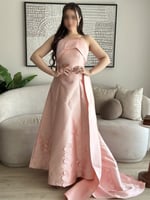 فستان وردي ناعم بتفاصيل انيقة