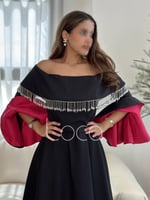 فستان اسود بتفاصيل مميزة