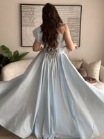 فستان سماوي بكتف واحد