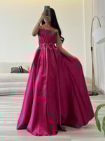 فستان عاري الكتف بطيات