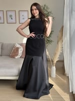 فستان انيق مميز بتطريز في الخلف