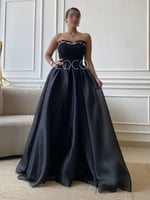 فستان اسود انيق مميز بلمسات من الكريستال