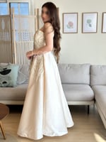 فستان سكري بتطريز على شكل فراشة