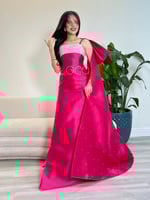 فستان فوشي عاري الكتف