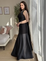 فستان انيق مميز بتطريز في الخلف