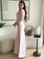 فستان عاري الكتف بأكمام انيقة مطرزة