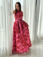 فستان مشجر مميز بطيات على الخصر