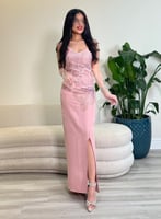 فستان وردي بتطريز على شكل فراشة