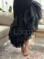 فستان اسود بقصة مائلة