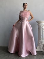 فستان ناعم بلمسات من الريش