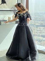 فستان اسود انيق بلمسات تطريز في الامام