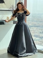 فستان اسود انيق بلمسات تطريز في الامام