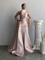 فستان وردي بياقة عالية