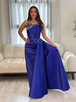 فستان نيلي مميز بلمسات براقة