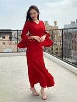 فستان احمر ناعم بأكمام طويلة