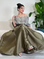 فستان زيتي عاري الكتف