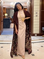 بشت انيق بتطريز من اللون الذهبي