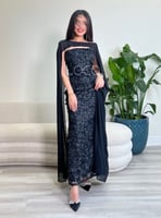 فستان اسود بنمط ورود