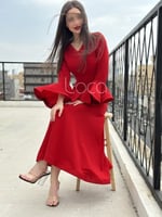 فستان احمر ناعم بأكمام طويلة