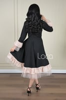 فستان ناعم بلمسات من الدانتيل والتل