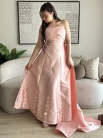 فستان وردي ناعم بتفاصيل انيقة