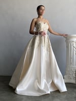 فستان سكري بتطريز على شكل فراشة