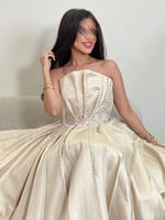 فستان بدون اكمام مميز بتطريز طولي